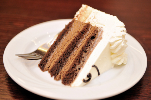 10 Tips to Frost Layer Cakes Like a Professional
