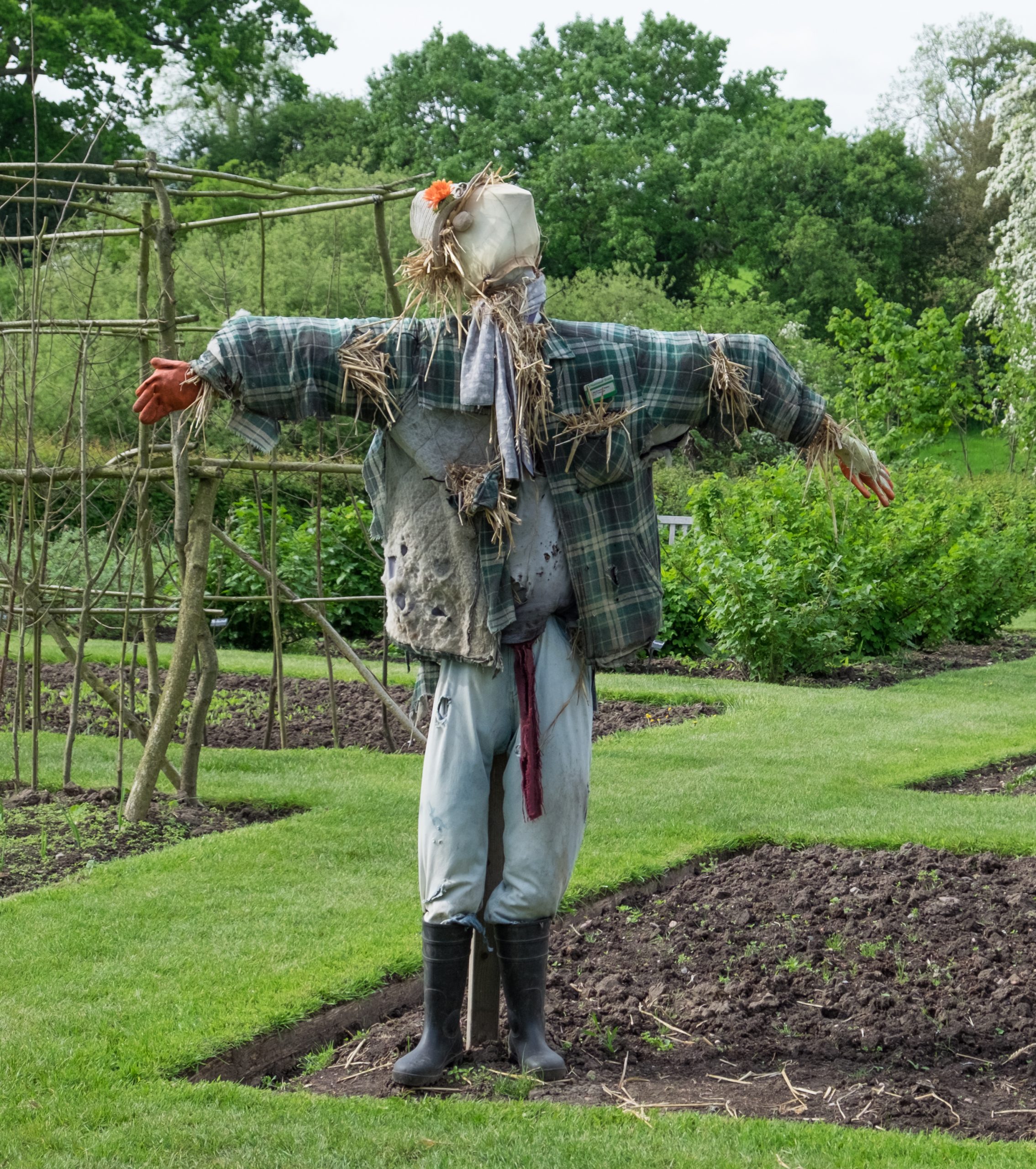 How to Make a Scarecrow for Your Garden