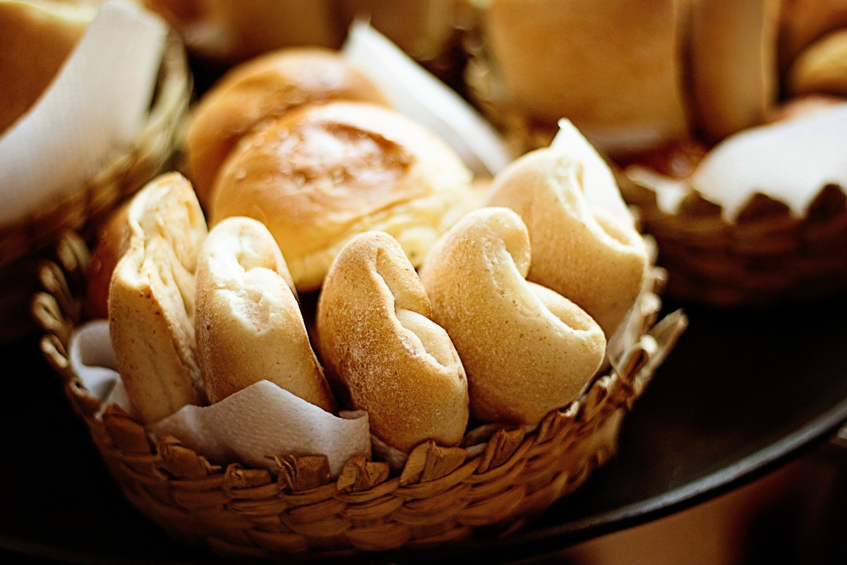 Recipes for a Variety of Old Fashion Breads: Johnny Cakes, Buttermilk Biscuits, and Hot Rolls