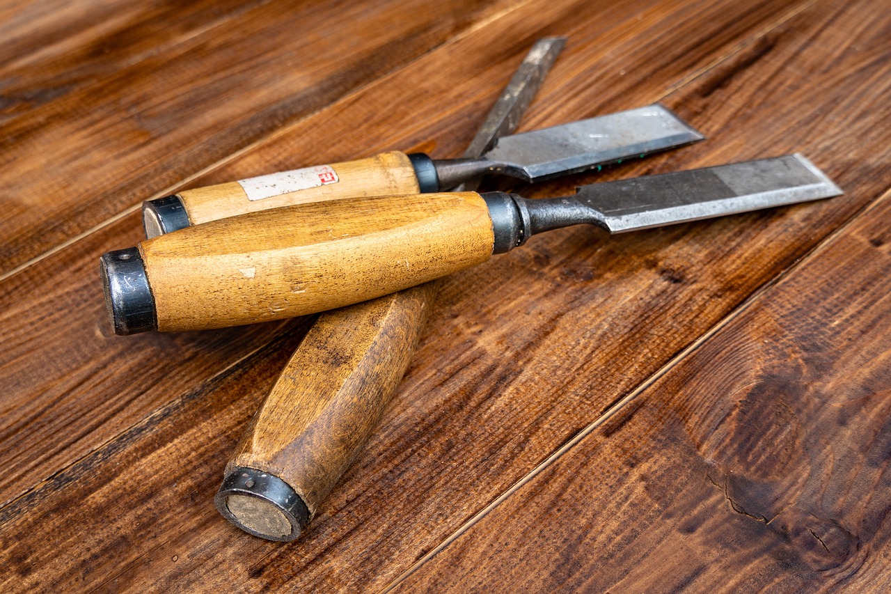 Wood Carving: How to Sharpen Straight Chisels