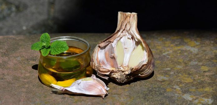 How to Make Garlic Ear Oil For Earaches