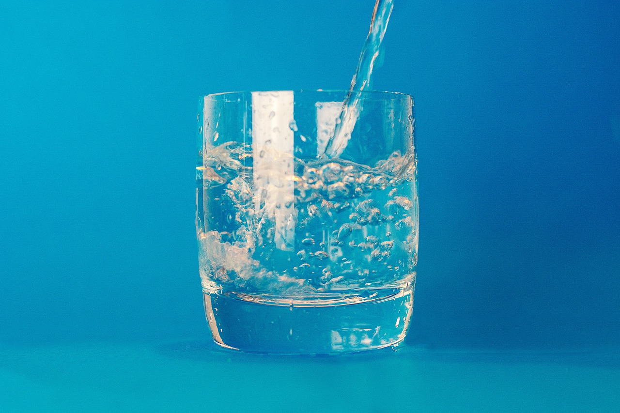 Does Drinking Lots of Water Really Promote Weight Loss?