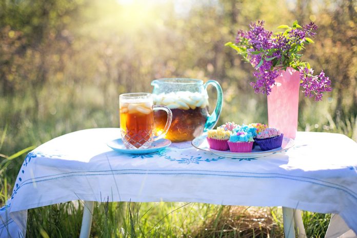 The History and Evolution of Iced Tea: From Pioneer Recipe to Summer Staple