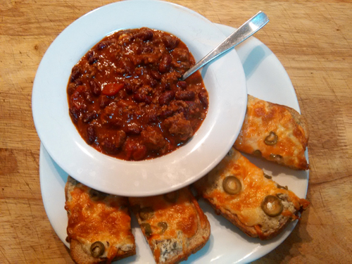 Chili with Cabbage Cheese Bread