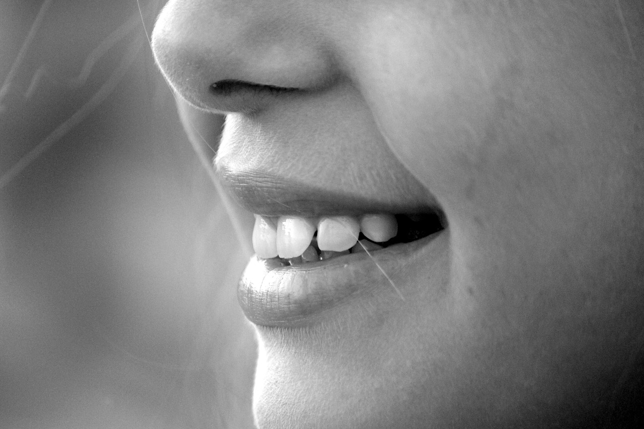 10 Teeth Whitening Home Remedies